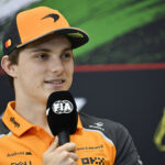 Pilot McLaren, Oscar Piastri, z Austrálie, hovorí s médiami Hunaroring Racecourse, v Mogyoródu v Maďarsku, štvrtok 31. júla 2025, pred maďarskými Grand Prix Formula One.