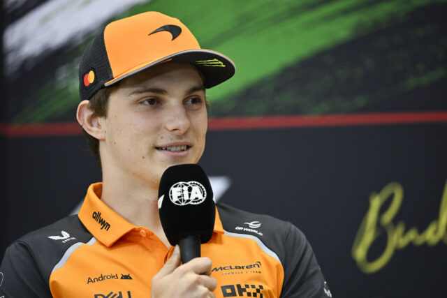 Pilot McLaren, Oscar Piastri, z Austrálie, hovorí s médiami Hunaroring Racecourse, v Mogyoródu v Maďarsku, štvrtok 31. júla 2025, pred maďarskými Grand Prix Formula One.
