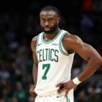 Otec hráča Celtics Jaylen Brown bol zatknutý za bodnutie