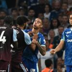Marseille Advanced Mason Greenwood (centrum) bol obvinený z pľuvania v Amadou Onana