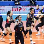 Savi Davison vedie vysokorýchlostných hitterov PLDT okolo Zus Coffee Thunderbelles v PVL Invitational.