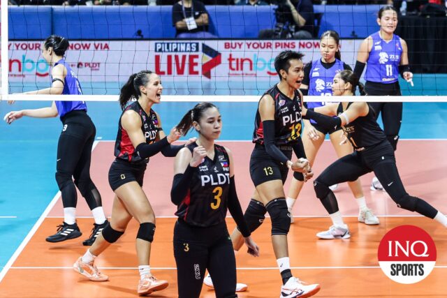 Savi Davison vedie vysokorýchlostných hitterov PLDT okolo Zus Coffee Thunderbelles v PVL Invitational.