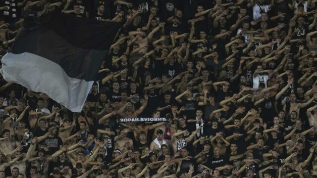 Partizánsky futbalový klub Srbska penalizovaný UEFA za vlajku fanúšikov v Kosove a útočné hovory

