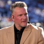 Pat McAfee blahoželá obchod s ESPN-WWE, zatiaľ čo zatvárajú vedúcich pracovníkov podnikateľov