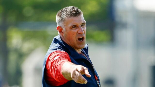Patriots Coach skočí do hráčov Stapel, aby bol šimpanský výcvikový tábor neškodný

