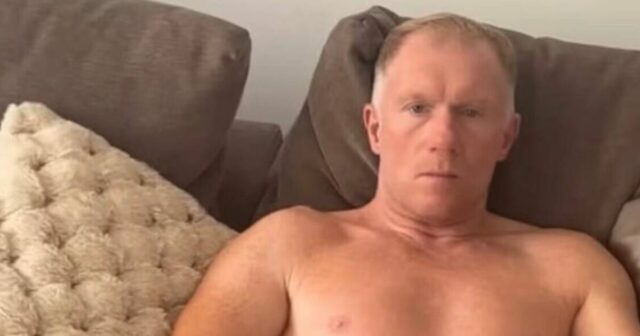 Paul Scholes reaguje tromi slovami na nosenie jeho dcéry z košele Arsenal počas zápasu Man Utd 



