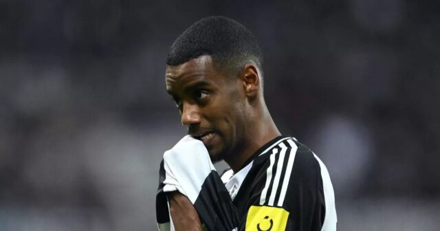 `` Pauvre '' Alexander Isak fait face à la punition de Newcastle 'alors que Liverpool Target fait face à une nouvelle attaque

