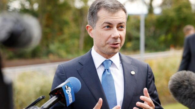 Pete Buttigieg zdvojnásobiť komentáre o transatlétoch v ženských športoch

