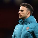 Portugalské vyznamenanie Diogo Jota odovzdaním svojej bundy číslo 21 Buddy Ruben Neves