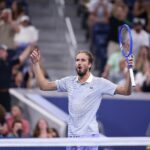 Daniil Medvedev leží na tenisovom kurte vedľa svojej rakety