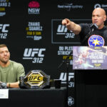 Sydney, Austrália - 06. februára: (RL) CEO UFC Dana White a Middleweight Champion Dricus du Plessis z South -africa sú vidieť na pódiu počas tlačovej konferencie UFC 312 v qudos Bank Arena 6. februára 2025 v Sydney v Austrálii. (Foto: Jeff Bottari/Zuffa LLC)