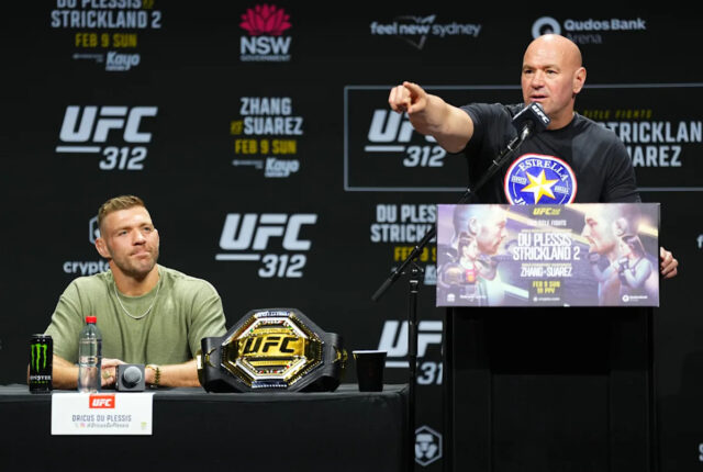 Sydney, Austrália - 06. februára: (RL) CEO UFC Dana White a Middleweight Champion Dricus du Plessis z South -africa sú vidieť na pódiu počas tlačovej konferencie UFC 312 v qudos Bank Arena 6. februára 2025 v Sydney v Austrálii. (Foto: Jeff Bottari/Zuffa LLC)