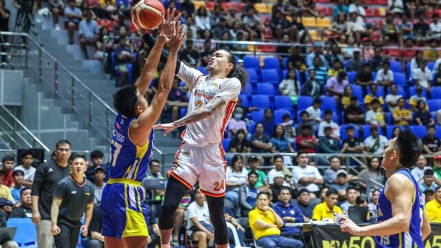 Northport zanechá za Scourrovateľom elity za Joshua Munzon (s loptou). —PBA obrázky