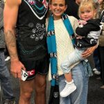 Život footy hráča nie je vždy očarujúci. Stačí sa opýtať Port Adelaide duo Ryan Burton a Jeremy Finlayson (na obrázku s manželkou Kellie a ich dcérou)