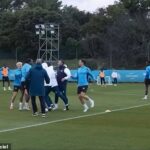 Marseille vydala zábery o hlavnom trénere Roberto de Zerbi, ktorý sa zrazí so stredným obrancom Ishella Konega počas tréningu minulú sezónu