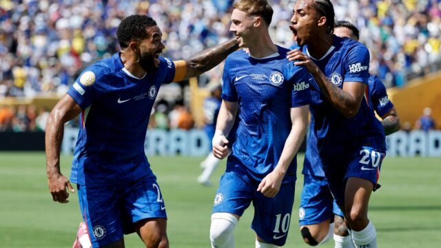 East Rutherford, New Jersey - 13. júla: Cole Palmer z Chelsea oslavuje svoj gól medzi Reece Jamesom a Joao Pedrom počas finálového futbalového zápasu Svetového pohára FIFA Club 2025 medzi Chelsea FC a Paris Saint -Germain (PSG) na štadióne Metlife 13. júla 2025 vo East Rutherford, New Jersey. (Foto: Jean Catuffe/Getty Images)