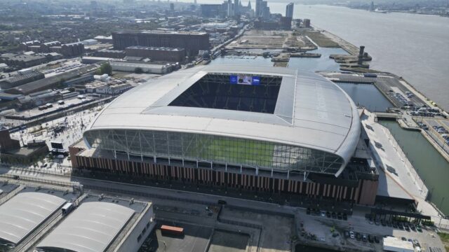 Prečo sa úplne nový domov Evertonu nazýva Hillside Dickinson Arena? 

