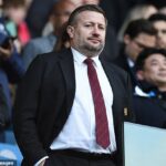 Skupina bývalých vedúcich pracovníkov Man United, vrátane bývalého generálneho riaditeľa Richarda Arnolda, bude uzamknúť rohy