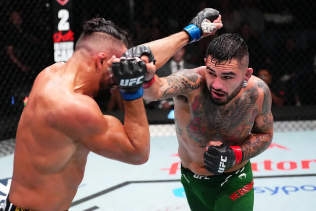 5. októbra 2024; Salt Lake City, Utah, Spojené štáty; Roman Dolidze (červené rukavice) reaguje po porážke Kevina Hollandu (nezobrazené) počas UFC 307 v centre Delta. Povinný kredit: Stephen R. Sylvanie-Imagn Pictures