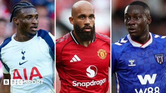 Triptych sa rozdeľuje v troch vermálnych stĺpcoch, ktoré ukazujú Mohameda Kudusa, Bryana Mbeumo a Habib Diatric v akcii pre Tottenham Hotspur, Manchester United a Sunderland. Kudus nesie bielu košeľu, mbeumo v červenej farbe a hnačky v červených a bielych zvislých pruhoch