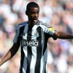 Prenáša povesti, správy: Newcastle hovorí Isaacovi, že sa nemôže pripojiť k Liverpoolu