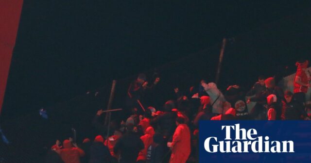 Prezident Čile odsudzuje „zjavnú nezodpovednosť“ po tom, čo násilie fanúšikov pozastavilo zápas Copa Sudamericana 



