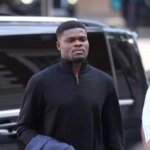 Prvé obrázky a videá Thomasa strany mimo súdu ako bývalý muž Arsenal obvinený zo znásilnenia