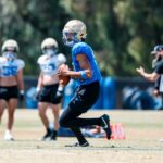 Quarterback UCLA Nico Iamaleava diskutuje v robotníckej triede