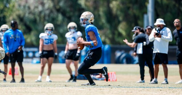 Quarterback UCLA Nico Iamaleava diskutuje v robotníckej triede

