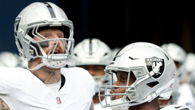Raiders Smith, Crosby sa zameriava na obscénne gestá smerom k Hecklers v Seattlu

