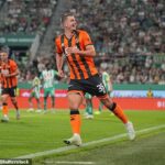 Max Watters súťaží na oslavu po stiahnutí úrovne Spojeného kráľovstva v prvej polovici polovice