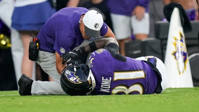 Ravens 'Bilhal Kone na sezónu po utrpení strašného zranenia kolena

