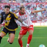 Ratiu útočí na obranu Girona.