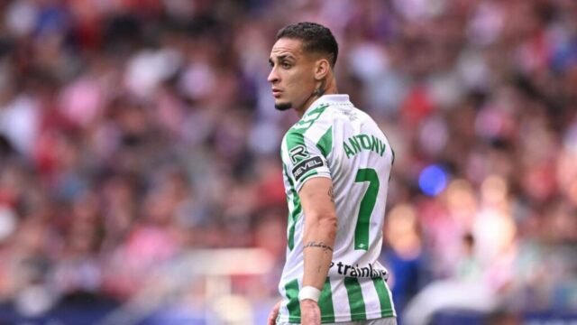 Real Betis zadržiava Antonyho tričko, zatiaľ čo športový riaditeľ poskytuje aktualizáciu o vyjednávaní



