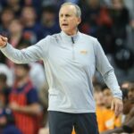 Rick Barnes ukazuje, že dohoda o živote ako inštruktor basketbalu Tennessee