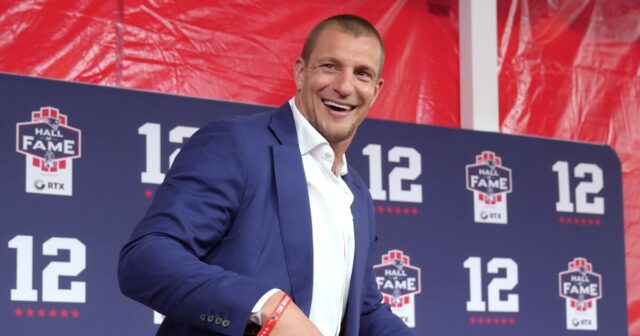 Rob Gronkowski oznámil, že po podpísaní jednodňovej dohody odchádza do dôchodku ako Patriot.



