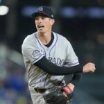 Rockies Relievever Jimmy Herget sa baví s médiami tým, že nosí vtipné tričko