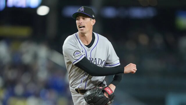 Rockies Relievever Jimmy Herget sa baví s médiami tým, že nosí vtipné tričko



