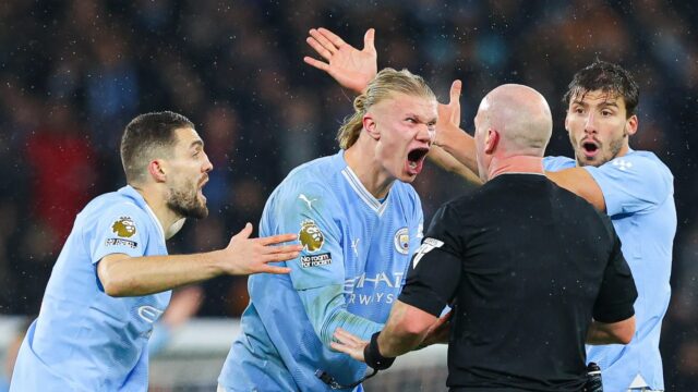 Hooper mal chvíľu zabudnúť počas slávnostného príslušenstva