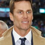 Tom Brady (na obrázku) a Ryan Reynolds súťažia o dobytie britského futbalu svojimi tímami
