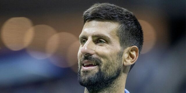 Novak Djokovic (vľavo) a Jannik Sinner (vpravo) objímajú sieť po konfrontácii semifinále na majstrovstvách Wimbledon 2025 (zdroj: Getty)