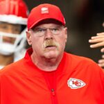 Šéf Andy Reid vo svojej kancelárii po prepustení guľky vo svojej kancelárii