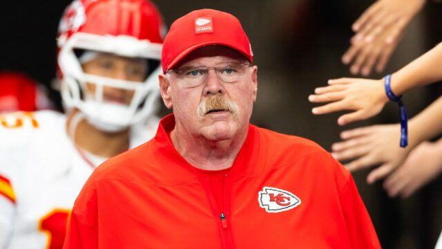 Šéf Andy Reid vo svojej kancelárii po prepustení guľky vo svojej kancelárii



