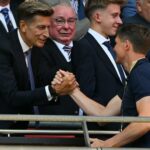 Londýn, Anglicko - 10. augusta: Marc Guehi z Crystal Palace Lifts Community Shield po víťazstve jeho strany v trestnom kope v roku 2025 FA Community Shield Match medzi Crystal Palace a Liverpool na štadióne Wembley 10. augusta 2025 v Londýne v Anglicku. (Foto: Chris Brunskill/Fantasista/Getty Images)