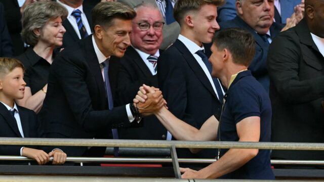 Londýn, Anglicko - 10. augusta: Marc Guehi z Crystal Palace Lifts Community Shield po víťazstve jeho strany v trestnom kope v roku 2025 FA Community Shield Match medzi Crystal Palace a Liverpool na štadióne Wembley 10. augusta 2025 v Londýne v Anglicku. (Foto: Chris Brunskill/Fantasista/Getty Images)