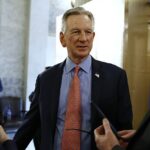 Americký senátor Tommy Tuberville zabil NFL za zahrnutie mužských roztlieskavačiek