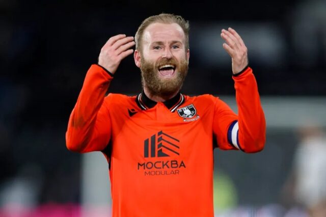 Sheffield, Anglicko - 23. novembra: Barry Bannan zo Sheffield Streda reaguje pod majstrovstvom Sky Bet Majstrovstvá medzi Sheffield Streda FC a Cardiff City FC v Hillsborough 23. novembra 2024 v Anglicku Sheffield. (Foto: George Wood/Getty Images)