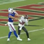 Shilo Sanders hodí úder na Bills Tight End Zach Davidson, keď hrá za Bucs