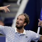 Daniil Medvedev Berates predseda rozhodca Greg Allensworth po tom, čo fotograf našiel na súd počas zápasu proti Benjaminovi Bonzimu.