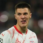 Leipzig, Nemecko - 3. mája: Benjamin Sesko z RB Leipzig oslavuje po prvom góle svojho tímu počas zápasu Bundesliga medzi RB Leipzigom a FC Bayern Mníchov v Red Bull Arena 3. mája 2025 v Nemecku. (Foto: Sebastian El -saqqa - Firo SportPhoto/Getty Images)